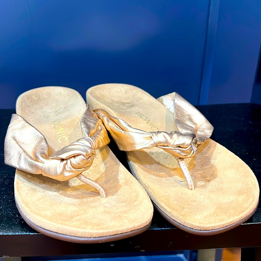 Vionic Sandals Pippa Thong With Leather straps metallic like new rose gold